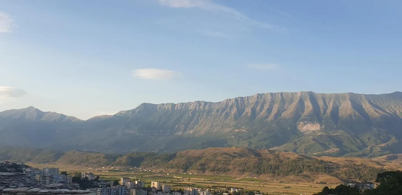 Silver Hill Guesthouse Gjirokastër بيت ضيافة